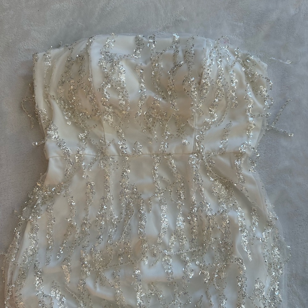 Chic White Dress with Silver sequin.  size small. NWT - Picture 5 of 9
